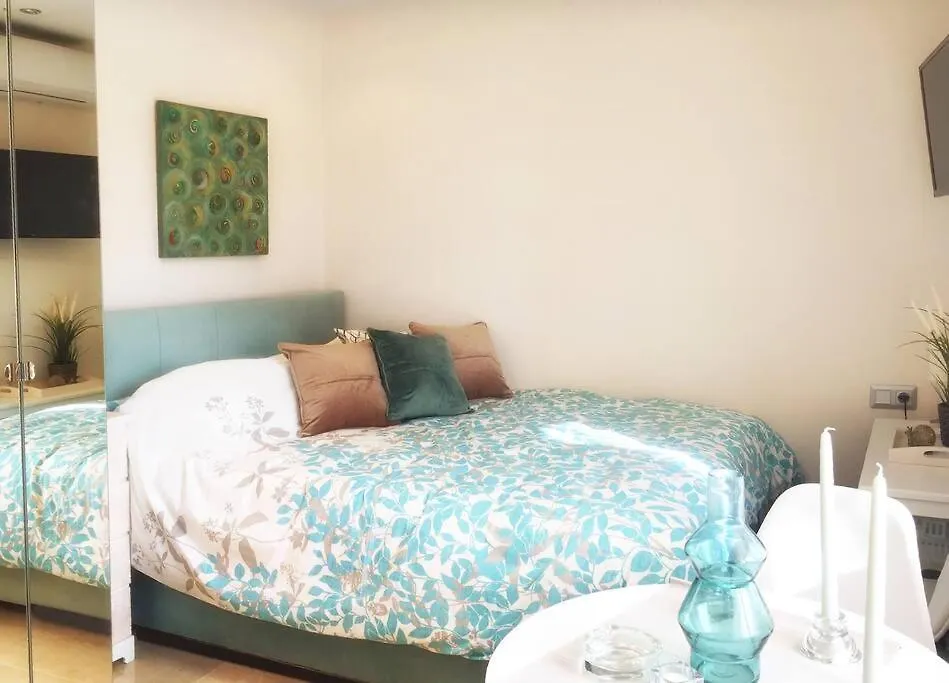 Emerald Mini Suite:Your Deluxe Studio In Kalamaria location